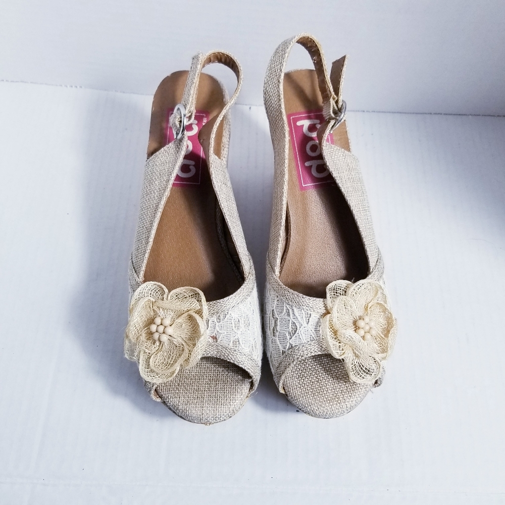 POP KALIE WEDGE SANDALS WITH SLINGBACKS AND FLOWER ON FRONT SIZE 6.5 - Picture 4 of 16